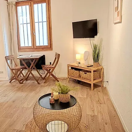 Corconne, Centre-ville, Proche Monuments *